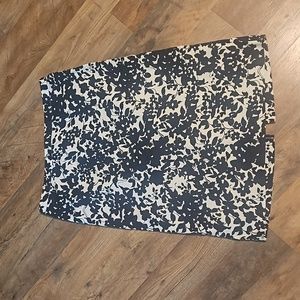 👗OLD NAVY NAVY & WHITE FLORAL PENCIL SKIRT 👗